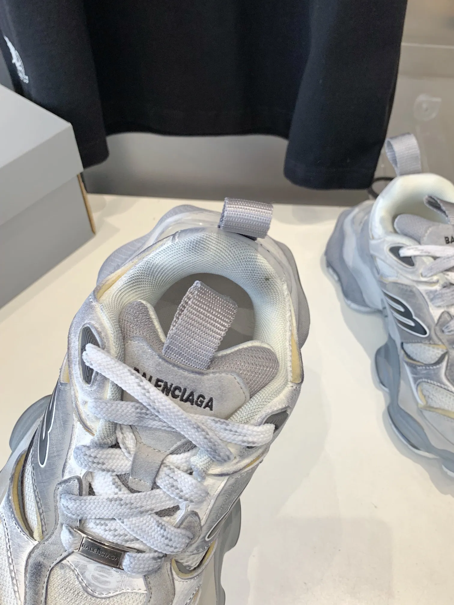 👟👟Ex-factory price 820👟👟 Paris 5XL correct version Balenciaga CARGO 23ss catwalk style 🔺 ℹ️The distressing process is done by hand. The degree of distress, scratch size and range of each shoe has a certain difference, which is normal. The upper is filled with high-density imported sponge, and the tongue is embroidered with Balenciaga words, as well as small engraving details. This plaque is developed by a separate mold, and there is 3M reflective material on the side. The three-dimensional logo and size mark on the heel, accessories dust bag and included shoelaces are upgraded and thickened shoe boxes. They are all made of original files and original lasts. CNC developed 1:1 proportion weight. Original EVA environmentally friendly deodorizing ring type insole. Newly developed 7-layer private mold. Combined anti-slip outsole. Information ℹ️ A large version design that has become more popular in recent years. This cargo is fatter than 3xl. It has a very good wrapping feel and is also very retro and fashionable. The sole is definitely very wear-resistant. Size: 35 -46